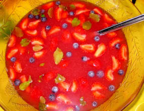 Sangria rose légère aux fraises et aux myrtilles