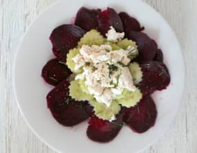 Salade de betteraves , concombre et chèvre frais