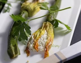 Fleurs de courgettes farcies au chèvre et sardine