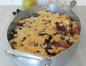 Crumble au pommes caramélisées au sirop d'érable et aux mûres