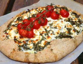Tarte rustique à l’oseille, feta et pignons