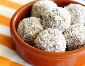 Boules d’énergie à la pulpe de pomme, aux dattes, à la caroube et aux épices