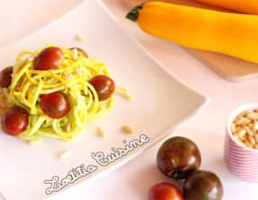 Spaghetti de courgette jaune sauce avocat et citron vert