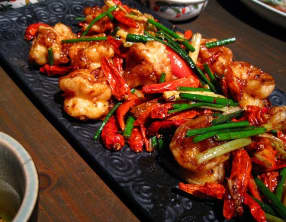 Gambas à la planche de cèdre, épices cajun