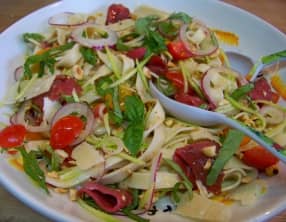 Salade de pâtes au magret fumé, courgettes et noisettes grillées