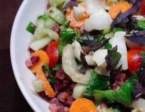 Salade de pak choi aux lardons et au basilic pourpre