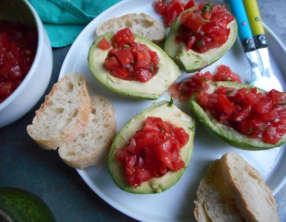 Avocats farcis à la tomate