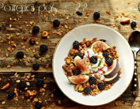 Granola à la fève tonka, fromage frais aux herbes, figues et mûres sauvages