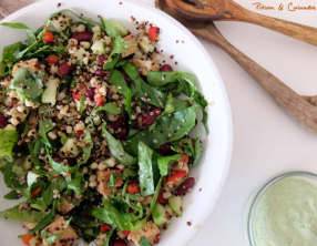 Salade au quinoa, maïs, haricots rouges et tempeh