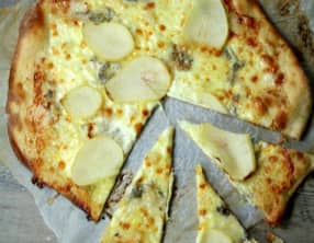 Pizza mozzarella, gorgonzola et poire