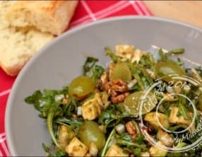 Salade de roquette à l’avocat au cantal au raisin et aux noix