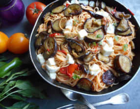 Pâtes aux aubergines, tomates et mozzarella