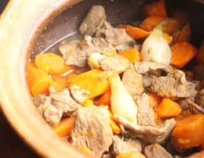 Agneau mijoté aux carottes, en pot de terre