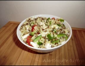Salade de lentilles vertes, boulgour, poivron vert, tomates et chèvre
