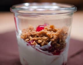 Crème de mascarpone aux groseilles, façon crumble
