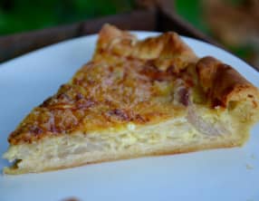 Tarte aux oignons, gruyère, moutarde