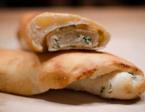 Pizza roulée à la ricotta, à la menthe et aux pignons de pin