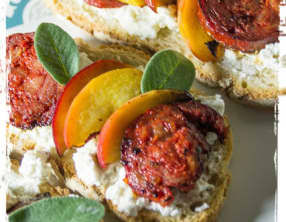Tartines au chorizo, à la pomme, au chèvre frais et à la sauge
