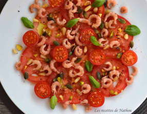 Carpaccio de tomates aux crevettes grises, pignons, pistaches et graines de courge