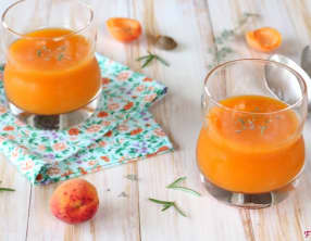 Velouté glacé d'abricots au thym et romarin