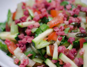 Salade de pak choi, à la courgette, aux lardons fumés et aux graines de courge
