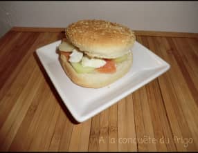 Hamburger au concombre et saumon fumé