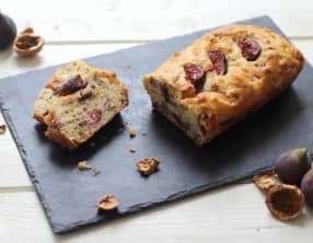 Cake aux figues, noix, oignon caramélisé et moutarde à l’ancienne