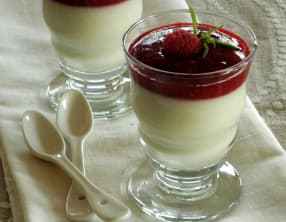 Panna Cotta crémeuse au lait de coco et à la verveine, coulis de framboise