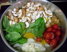 One Pot Pasta aux champignons de Paris, tomates cerises, basilic et parmesan et piment d'Espelette