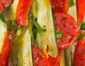 Salade de tomate, d'aubergine, de courgette et de poivron