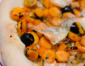 Pizza aux carottes et aux olives