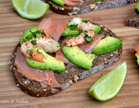 Tartines au saumon fumé, avocat mariné au citron vert et crevettes persillées