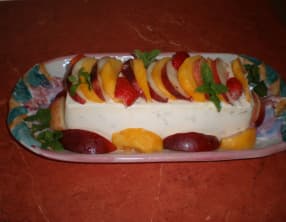 Crème glacée aux amaretti, pêches, nectarines et fraises