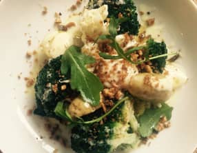 Aïoli de brocoli brulé, oeuf poché, sel d’anchois