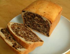 Pain de fruits poires, figues, pruneaux, amandes, noix