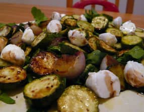 Courgettes marinées en salade, bruschetta au pesto
