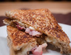 Grilled cheese au bacon et à la mozzarella