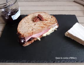 Croque rustique au brie, jambon, cerises et noix de pécan