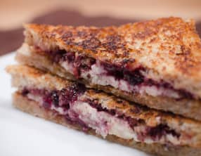 Grilled cheese au Brie et aux myrtilles