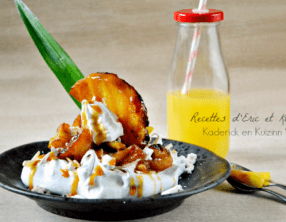 Pavlova à l'ananas et pêches plates carmélisés à la plancha sauce caramel beurre salé