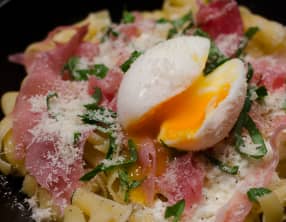 Pâtes à la ricotta, au jambon cru et au basilic