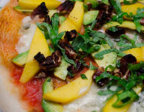 Pizza à la mangue et à l'avocat