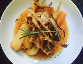 Choux farci, carottes et panais rotis, jus réduis carotte et miel
