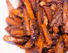 Carottes laquées au miso et au sirop d'érable