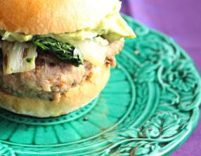 Burger boeuf-banane et pak choi