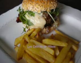 Burger de boeuf limousin, bacon et sauce au cantal