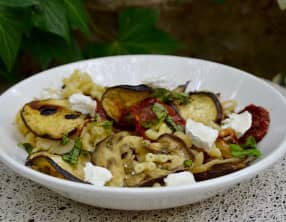 Salade de pâtes aux aubergines grillées, tomates confites et fromage de chèvre
