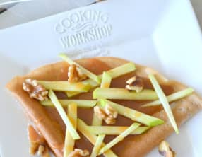 Crêpes à la farine de châtaigne, pommes Granny Smith et caramel au beurre salé