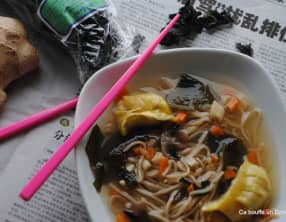 Bouillon asiatique wakame et gyozas, parfumé au gingembre