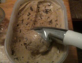 Crème glacée au café et pépites de chocolat